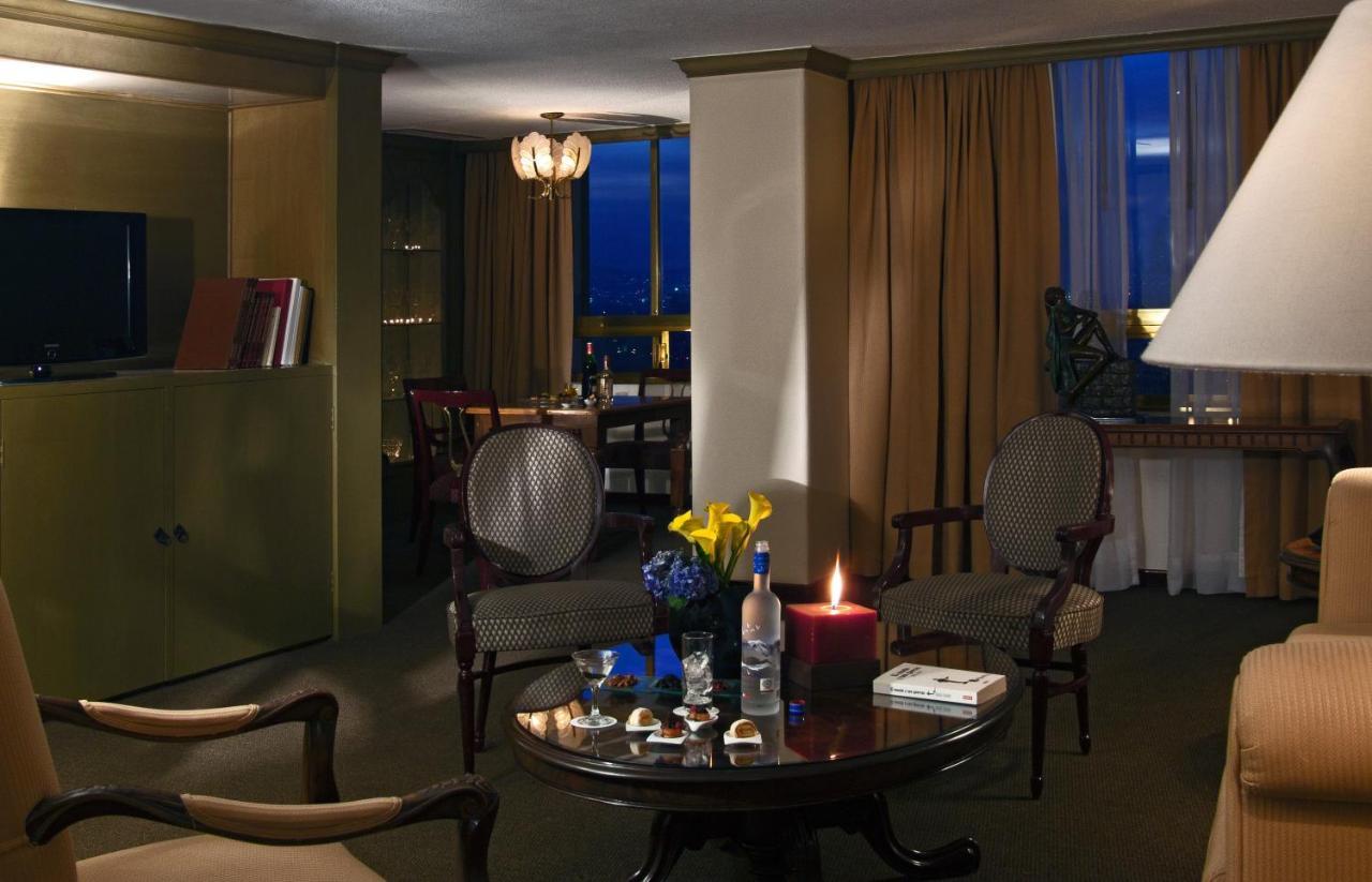 Fiesta Americana Reforma Mexico City Exterior photo A suite at the Four Seasons Hotel